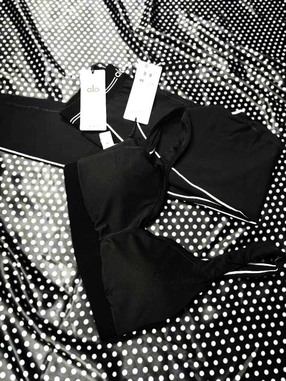 Brand New ALO Airbrush Heart Throb Yoga Set (Black & White) - Picture 10 of 11